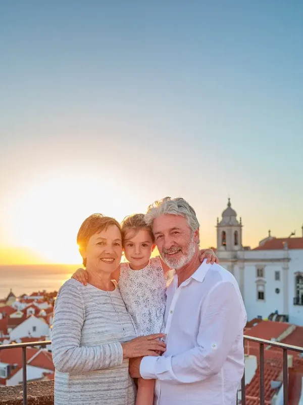 avós com neta em sacada portugal